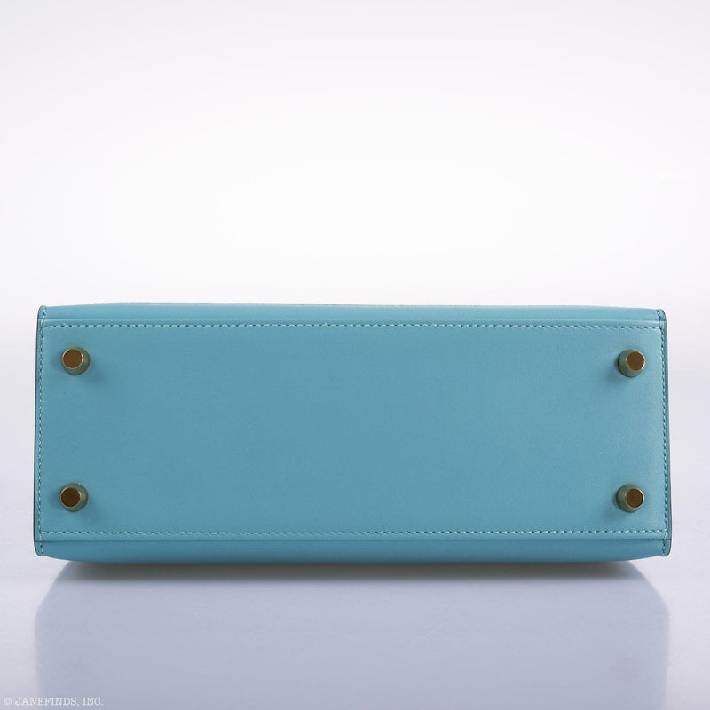 Top handle and flap closure of Kelly 25 in Blue Atoll Tadelakt