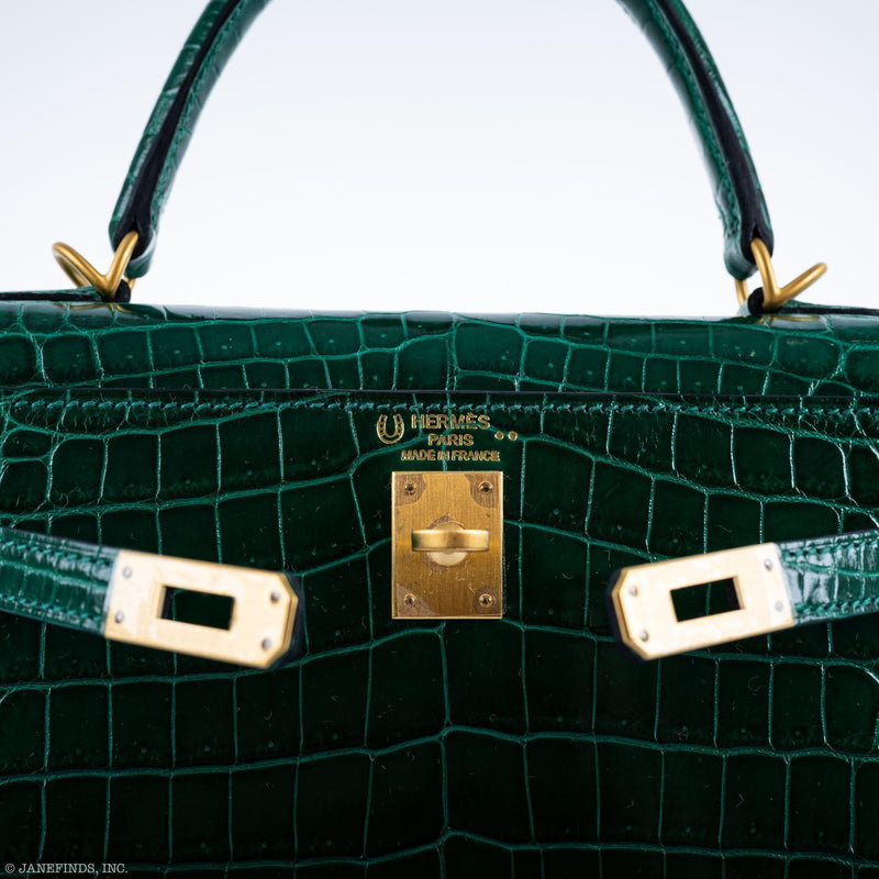 The two-tone interior of the Hermes Kelly 25, showing the emerald and cassis leather