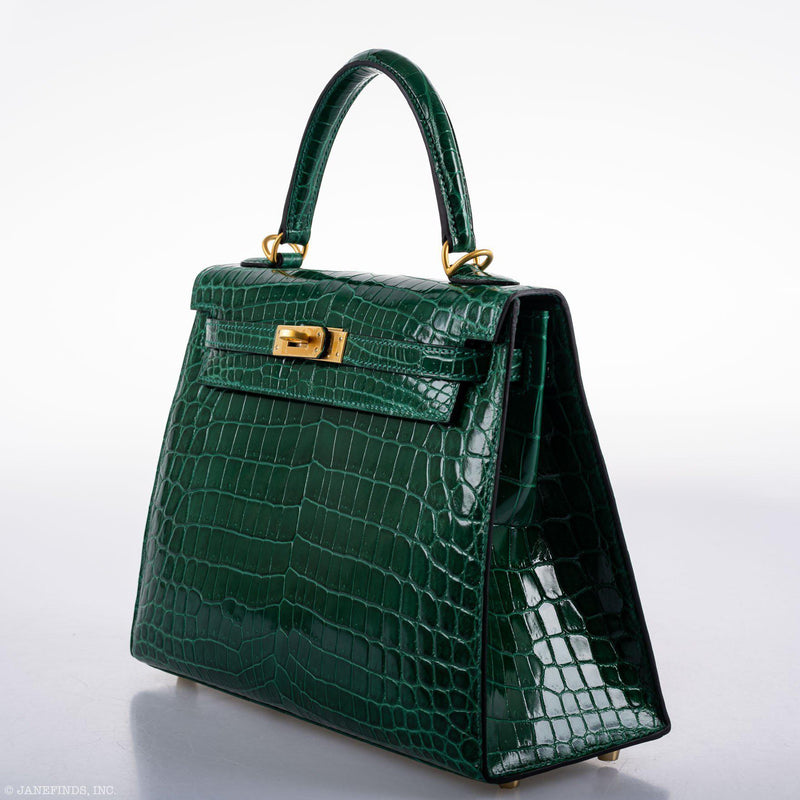 The Hermes Kelly 25 in emerald crocodile being carried on an arm