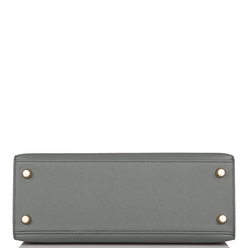 Flap opened on Vert Amande Kelly 25 showing toggle and sangles