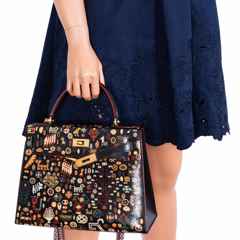 Signature gold turn-lock on Black Box Kelly 28

