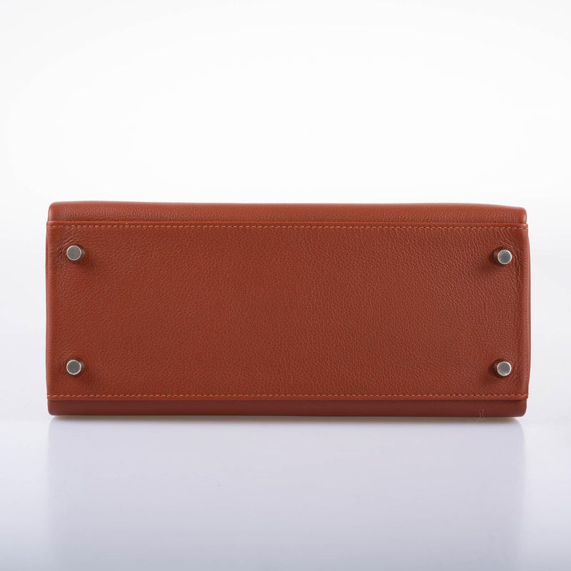 A high-angle view of the open Kelly 28