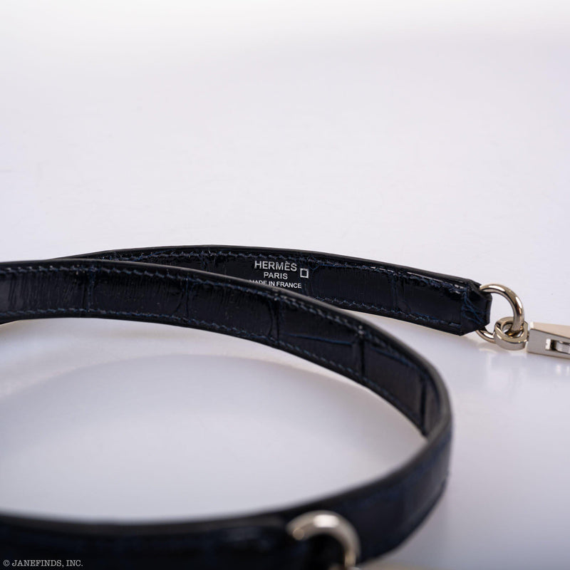 A detailed look at the interior pockets of the Kelly 28