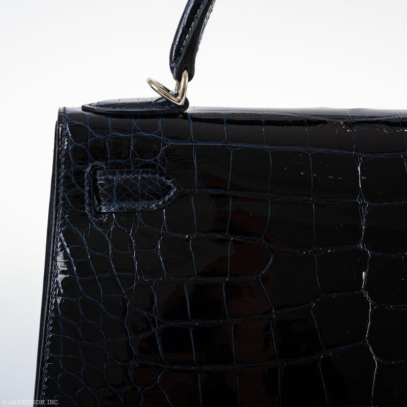 A view of the front flap of the Verso Kelly