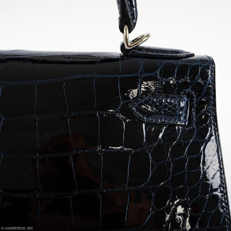 The bag with its accompanying keys and clochette