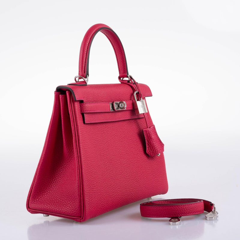 The Hermes Kelly Retourne 25 laid flat to highlight its soft, pliable shape