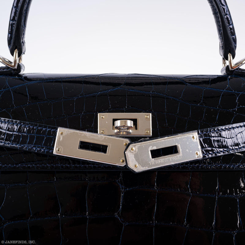 The Hermes Kelly Sellier 28 Verso displayed upright, showcasing its form