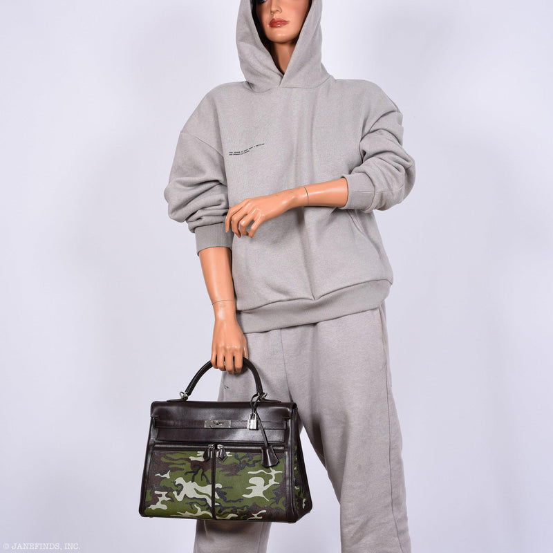 Close-up of rolled handles and palladium hardware on Hermes Kelly Lakis 35