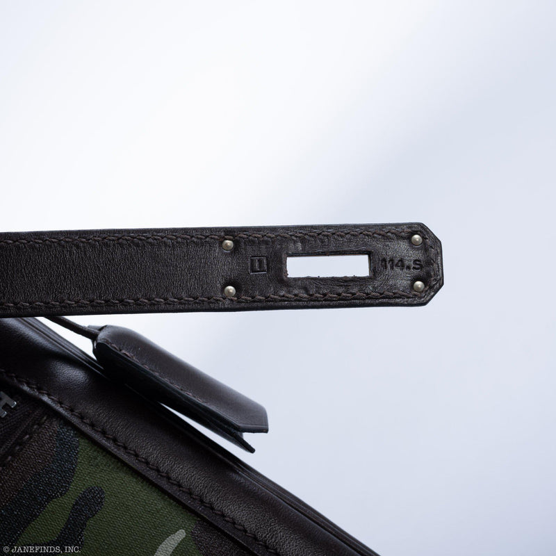 Detail of zipped front pockets on the camouflage Hermes Kelly Lakis 35