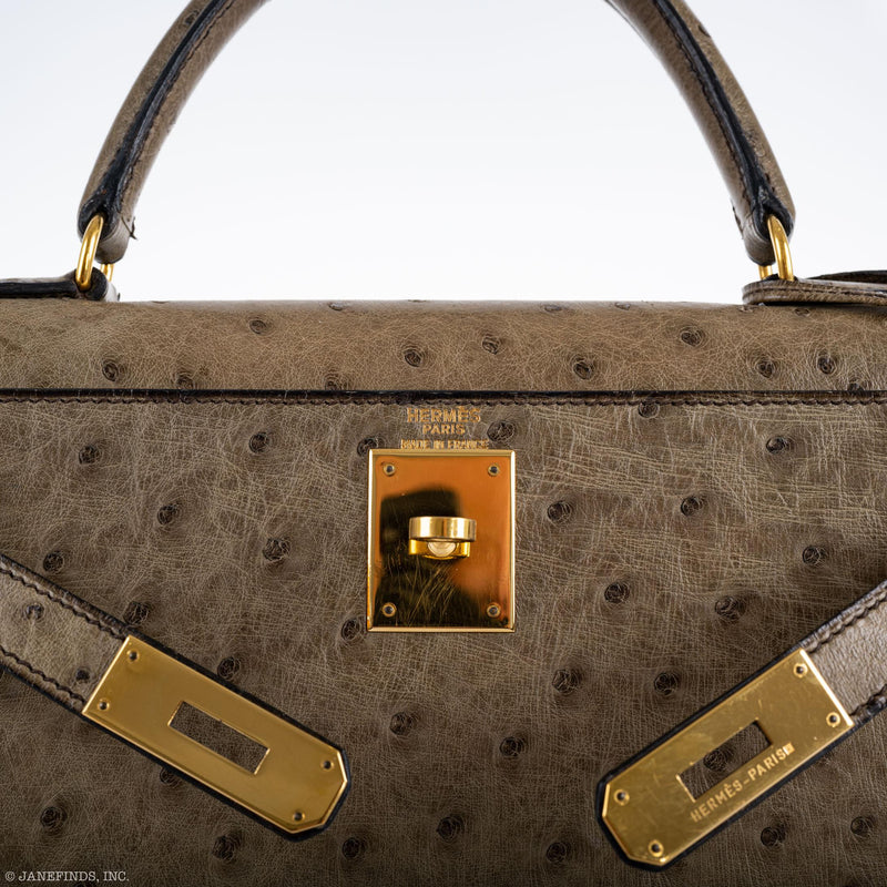  Bottom view with protective feet

