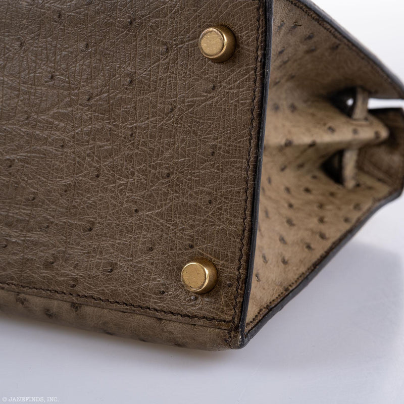 Interior flat zip pocket inside Kelly 28 ostrich